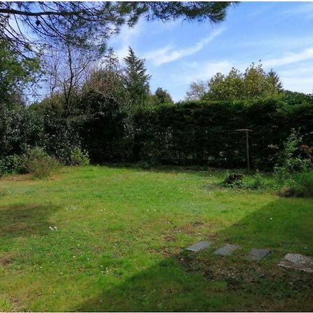 Emplacement De Toile De Tente Dans Jardin Cugand Exteriér fotografie