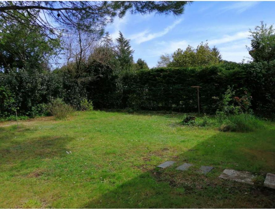 Emplacement De Toile De Tente Dans Jardin Cugand Exteriér fotografie